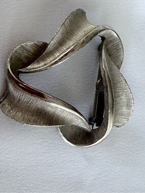 Silver Toned Twisted Ribbon Brooch